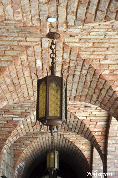 Каменные своды и кованые фонари в Castello Di Amorosa, Калифорния